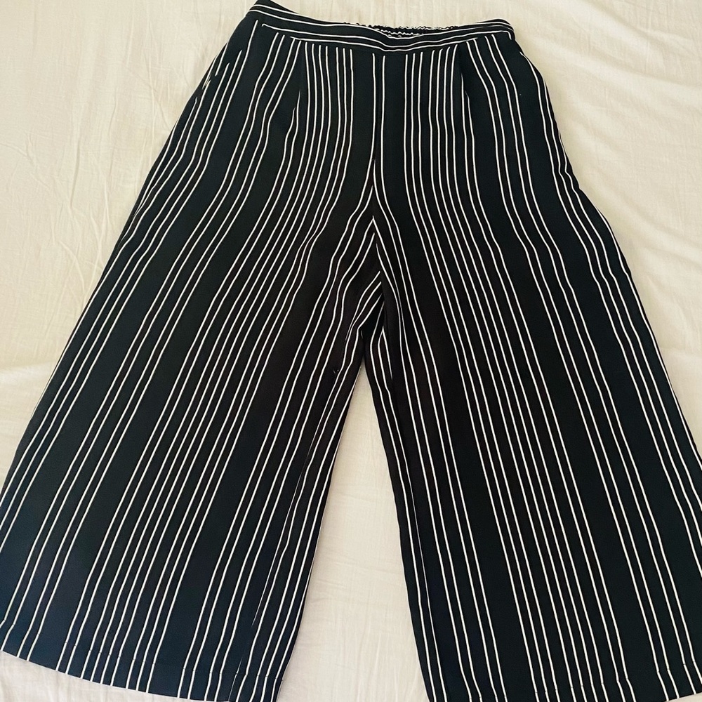 Loose wide leg cropped trousers